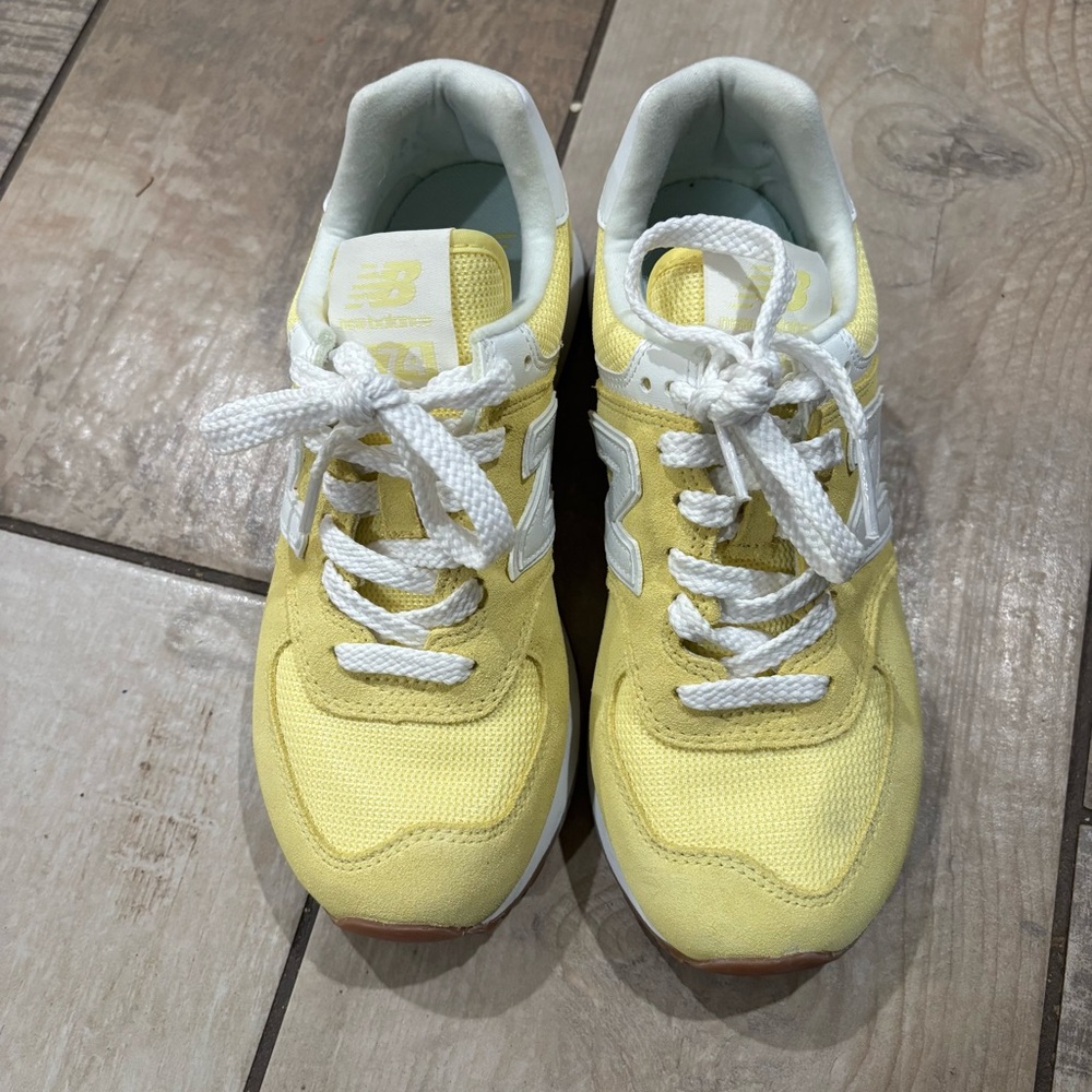 NEW BALANCE WMNS 574. Yellow 'LEMON HAZE' Size 6 - Picture 2 of 7